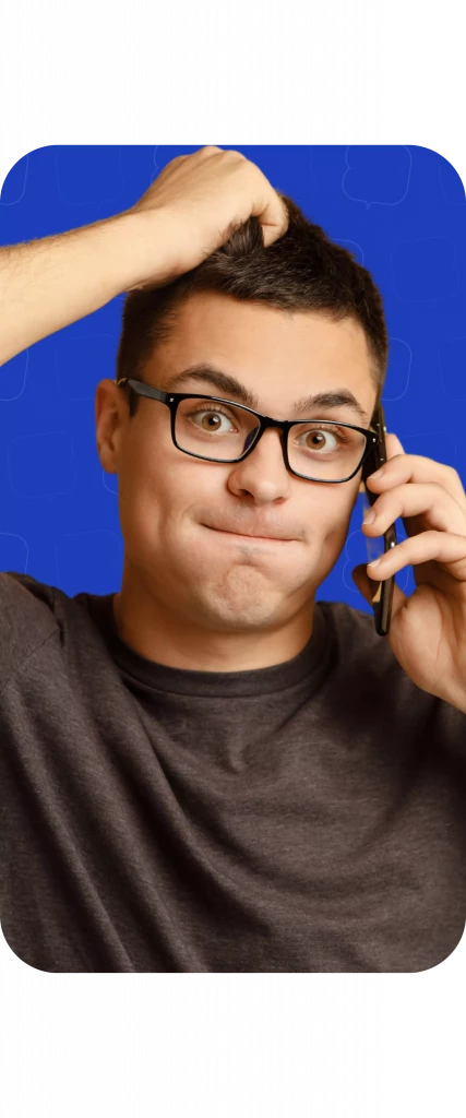 Un jeune homme avec des lunettes, semblant perplexe, passe un appel téléphonique tout en se grattant la tête, sur un fond bleu.